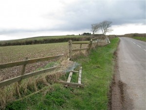 SX8453 iid= Broken fence east of Bruckton Cross